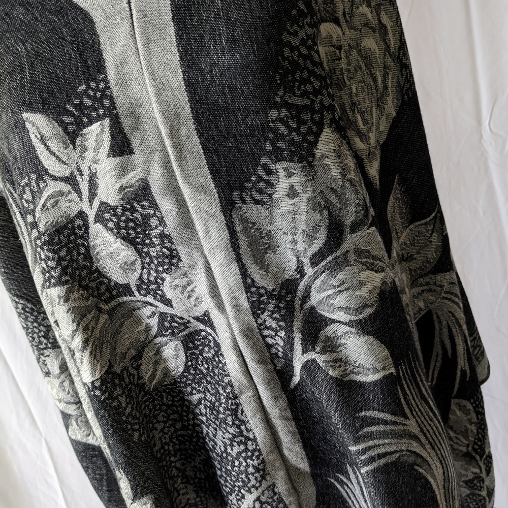 Women's Gray V Neck Scarf Pullover Shawl Wrap W/Fringe One Size - Picture 5 of 7